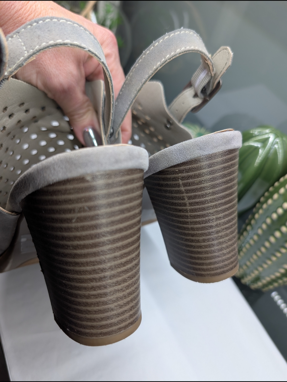 White Mountain Women's Gray Perforated Slingback Sandals Size 10 - Picture 4 of 4